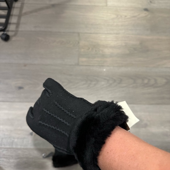 🧤 Ugg🧤Exposed Sheepskin Glove Black Woman Medium NWT - Picture 3 of 6
